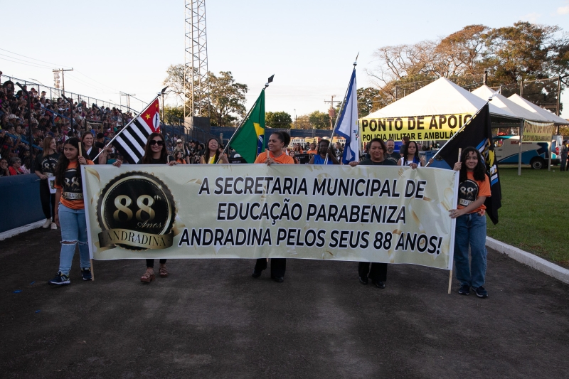 Noticia secretaria-municipal-de-educacao-participa-do-desfile-civico-e-celebra-os-88