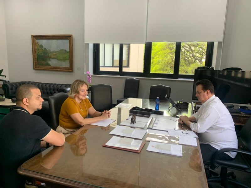 Noticia secretaria-de-educacao-estela-goda-faz-solicitacao-de-onibus-escolar-em-visita