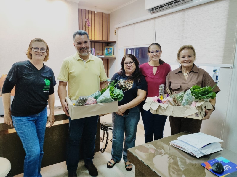 Noticia professoras-da-etec-sebastiana-augusta-de-moraes-presenteiam-secretaria-de